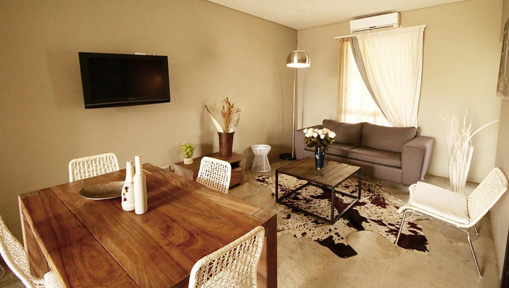 The Village Courtyard Suites & Executive Apartment Виндхук Экстерьер фото