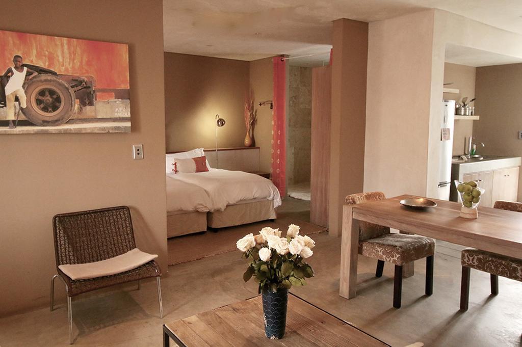 The Village Courtyard Suites & Executive Apartment Виндхук Экстерьер фото