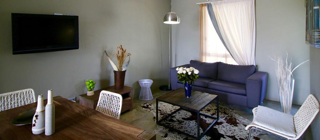 The Village Courtyard Suites & Executive Apartment Виндхук Экстерьер фото