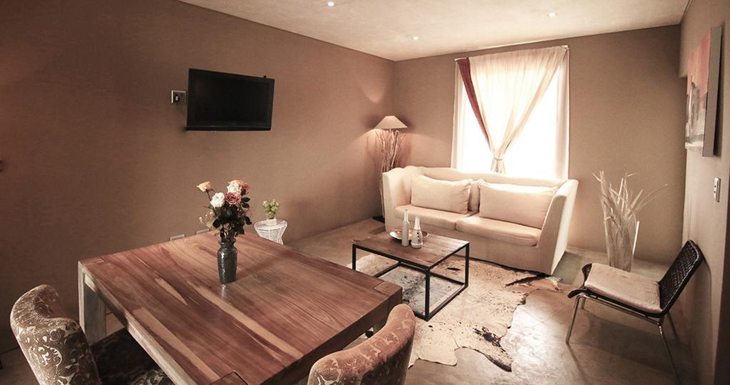 The Village Courtyard Suites & Executive Apartment Виндхук Экстерьер фото