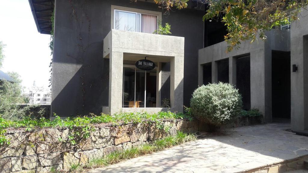 The Village Courtyard Suites & Executive Apartment Виндхук Экстерьер фото